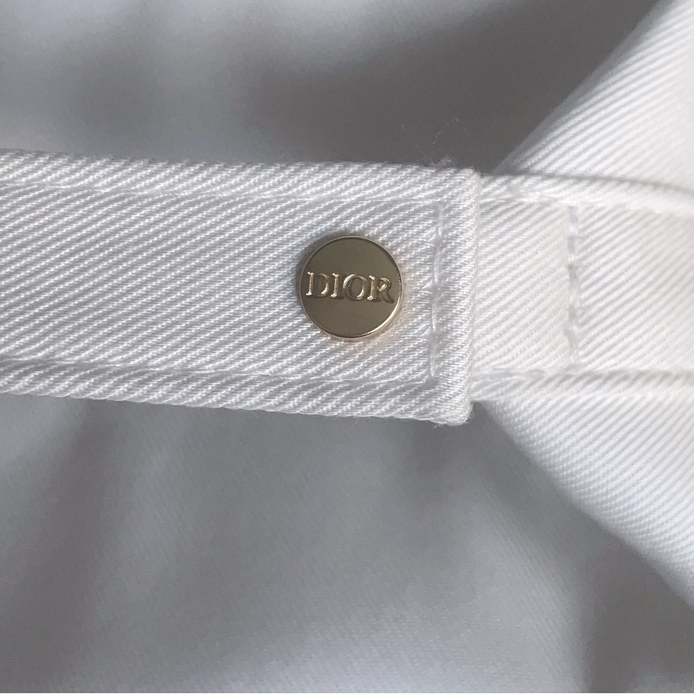 New! Dior White Cosmetic Bag - Picture 3 of 7